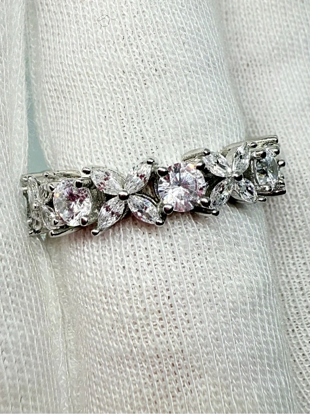 Sterling Silver Natural Zircon Floral Design Ring!